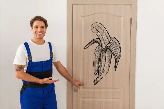 Melnbalta banāna uzlīme uz durvīm