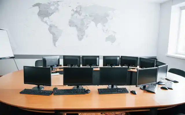 Sēžu zāle ar pasaules karti uz sienas