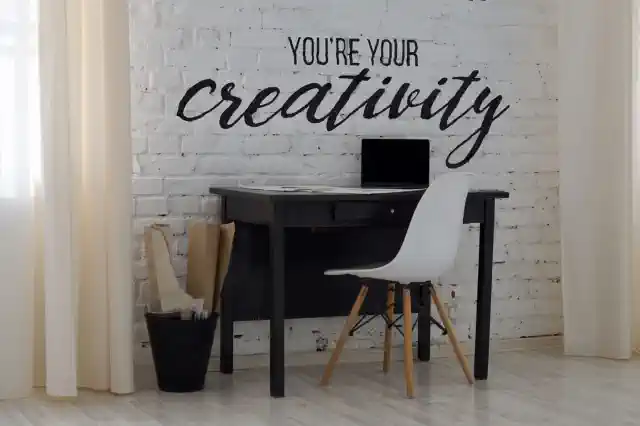 Uzraksts uz ofisa sienas par kreativitāti