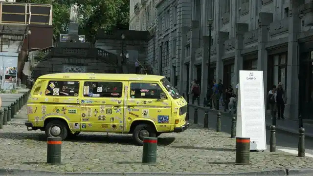 Dzeltens busiņš ar sīkām uzlīmītēm