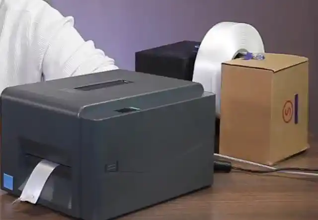 Termoprinteris ar paštaisītu lentes ruļļa turētāju