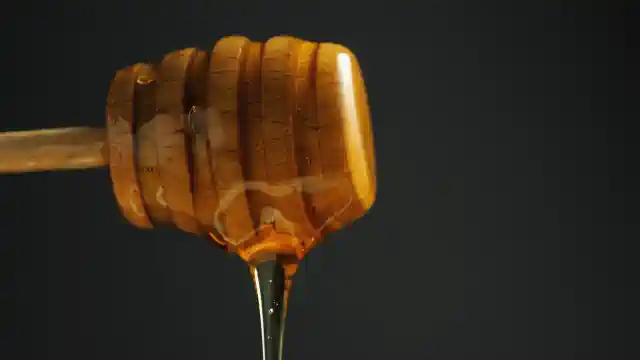Tekošs medus uz melna foma medus etiķešu izgatavošanai