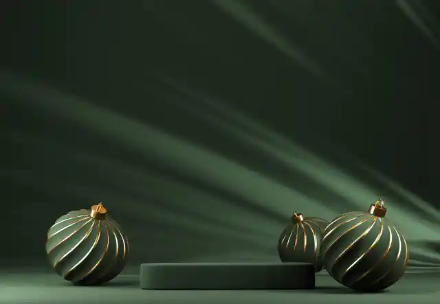 Grezns Jaungada dekors - uzlīme ar zaļu fonu un zeltainiem eglīšu rotājumiem