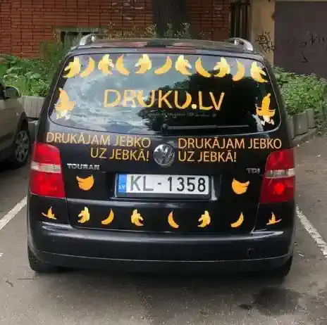 Druku.lv automašīna ar uzlīmētu reklāmu