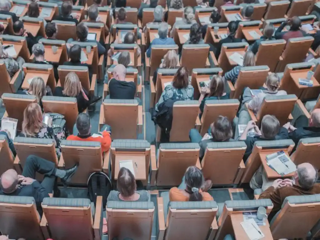 Biznesa pasākumu organizēšana - zāle no augšas