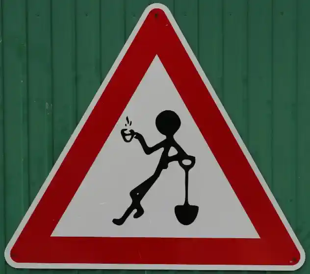 Zīme "Strādnieks dzer kafiju"