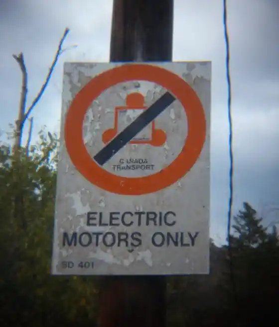 Zīme "Tikai elektromotori"