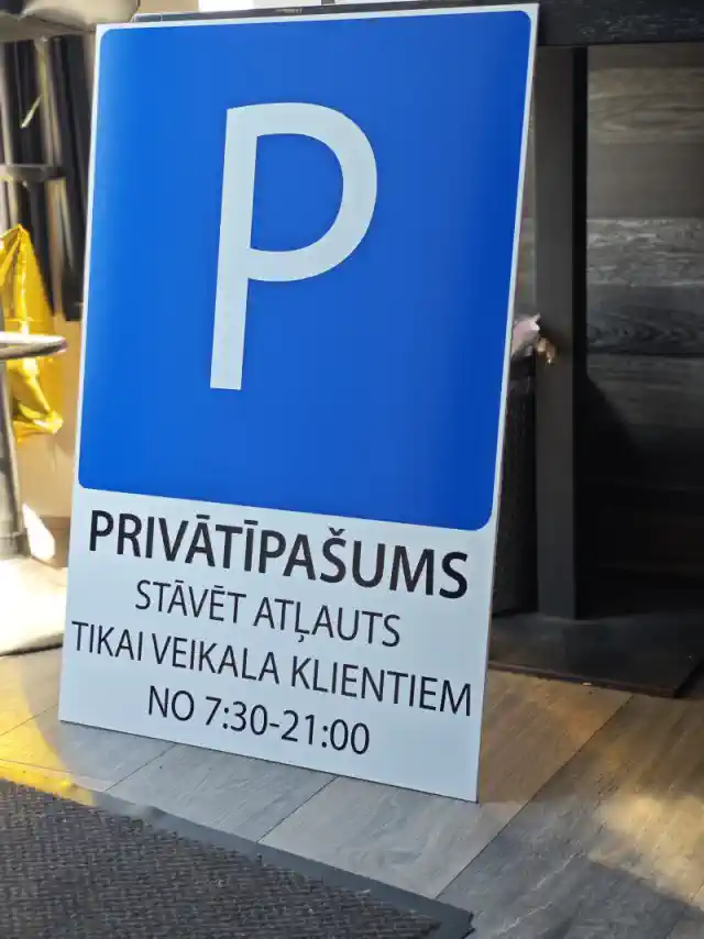 Stāvvietas zīme veikalam