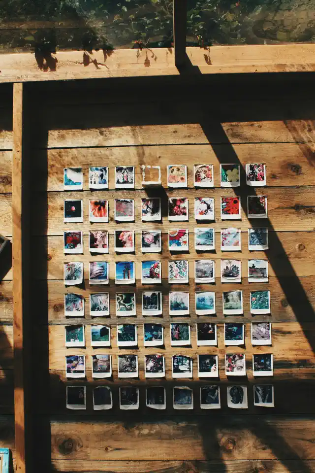 Insta foto pie koka sienas retro stilā