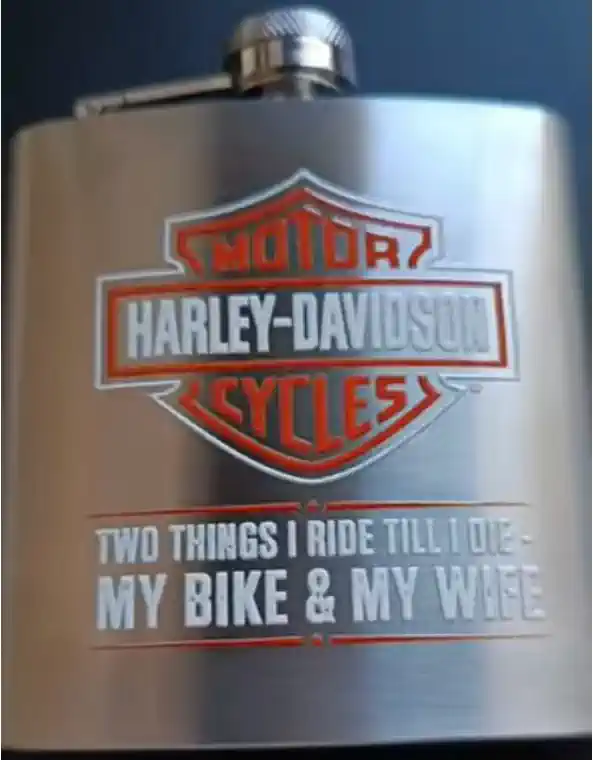 Personalizēta blašķe ar Harley Davidson logo un savu moto