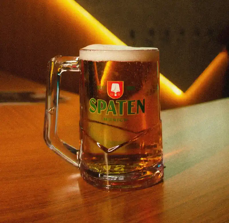 Personalizēts alus kauss ar sarkanu ģerboni