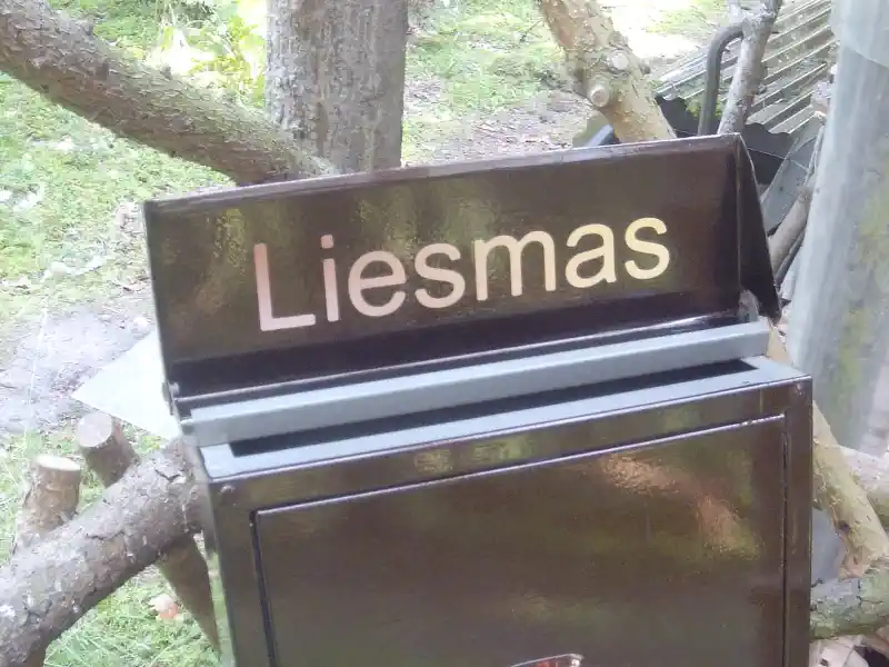 Personalizēta pastkastīte zr māju nosaukumu zem vāciņa