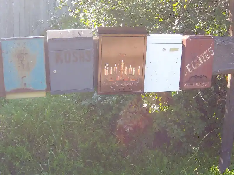 Personalizēta pastkastīte citu kastīšu vidū