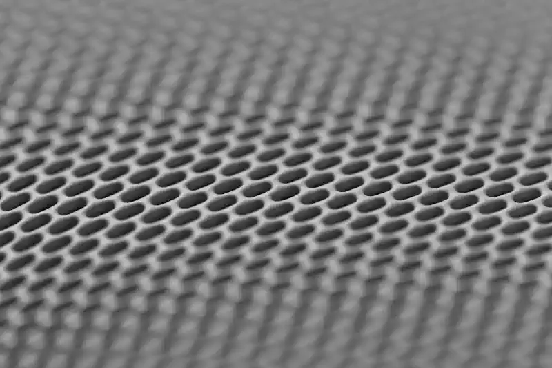 Perforēts mesh baneris tuvplānā