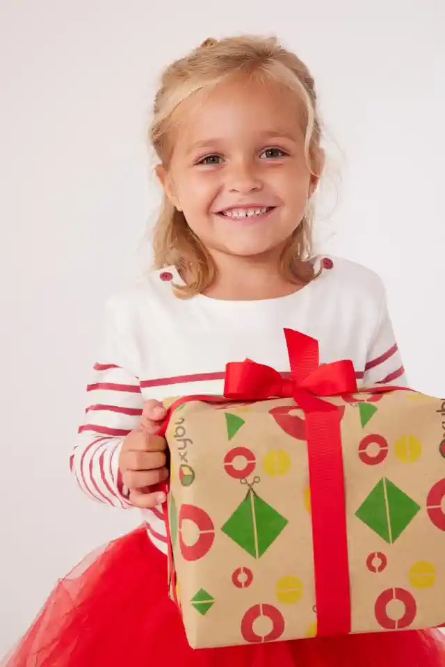 Dāvanu apdruka - smaidīga meitenīte ar dāvanu kasti