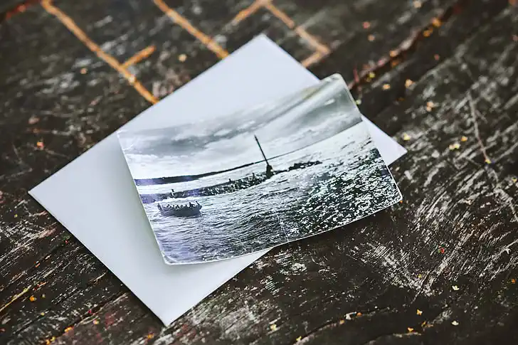 Melnbalta pastkarte un tīra aploksne