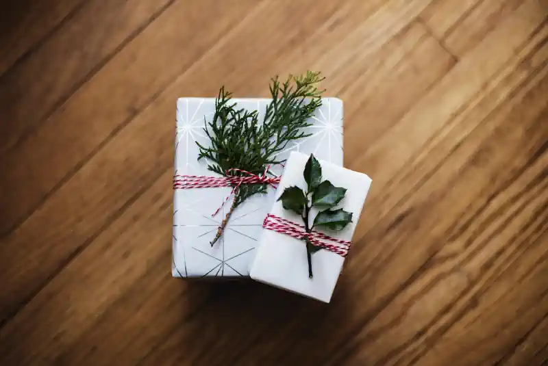 Personalizētas dāvanas - iesaiņojums ar pievienotiem augu zariņiem