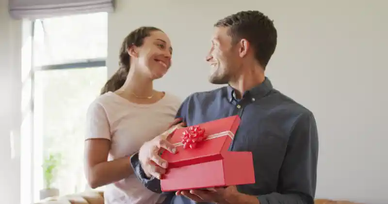 Ziemassvētku dāvanas - vīrs, sieva un dāvana