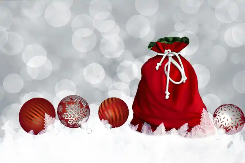 Ziemassvētku dāvanas - sarkans maisiņš un apdrukātas bumbas