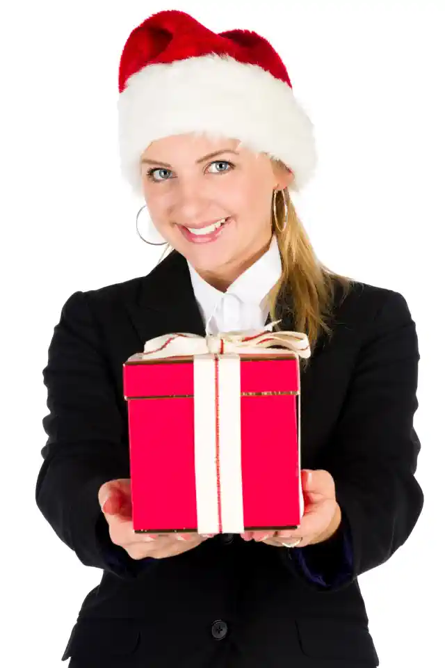Ziemassvētku dāvanas - smaidīga meitene ar sarkanu kasti