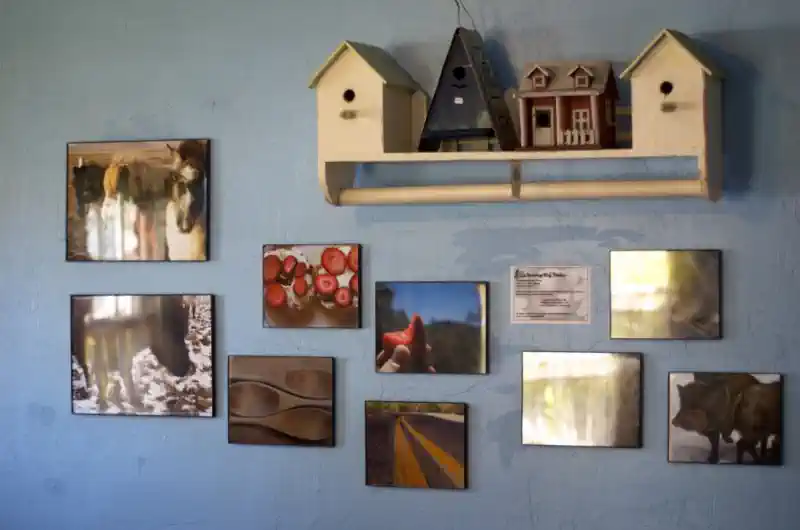 Liela izmēra foto druka bez rāmīšiem pie sienas