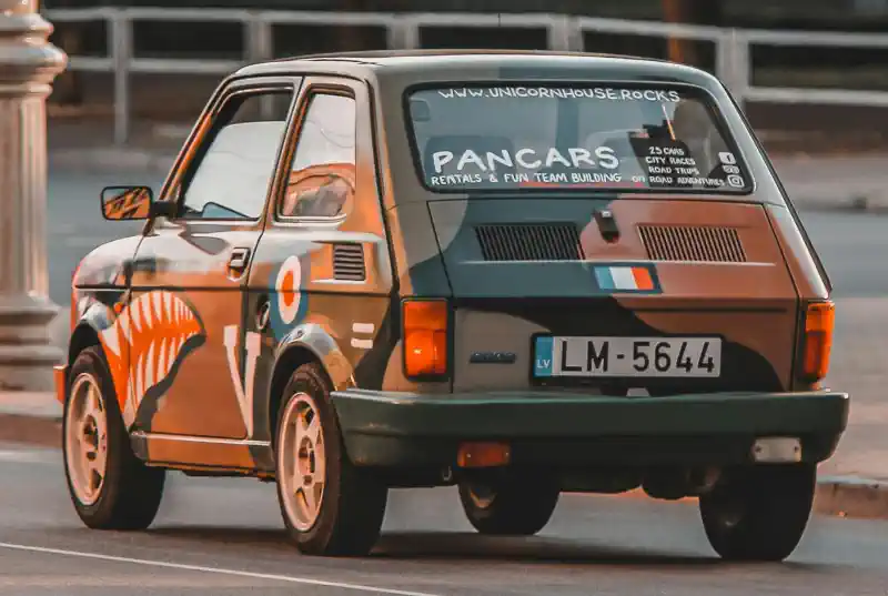 Pašlīmējošas uzlīmes uz auto ar latviešu numuriem