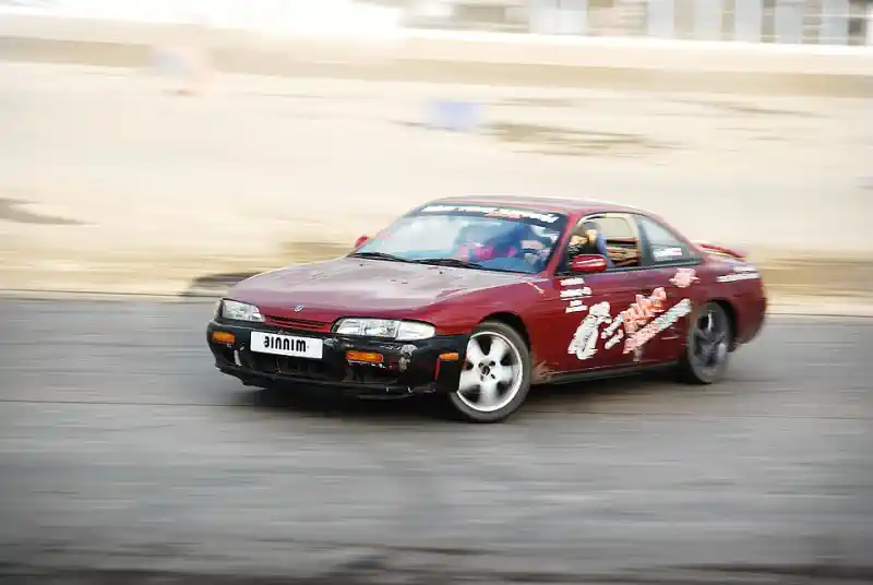 Pašlīmējošas uzlīmes uz sportiska auto