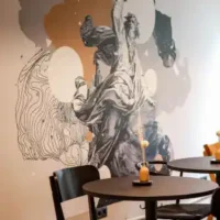 Pašlīmējošas tapetes