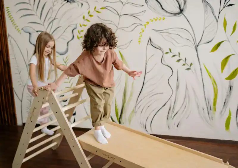 Pašlīmējosās tapetes bērnu istabā