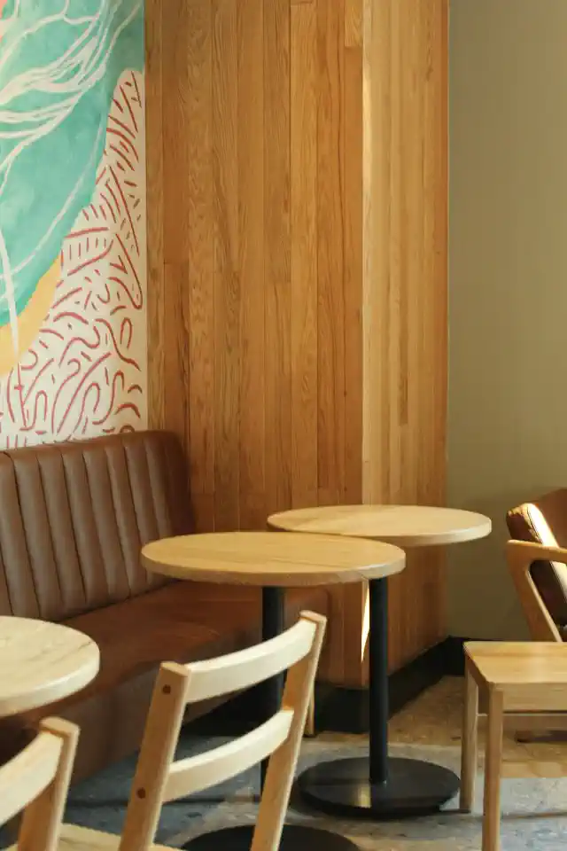 Pašlīmējošas tapetes aiz dīvāna