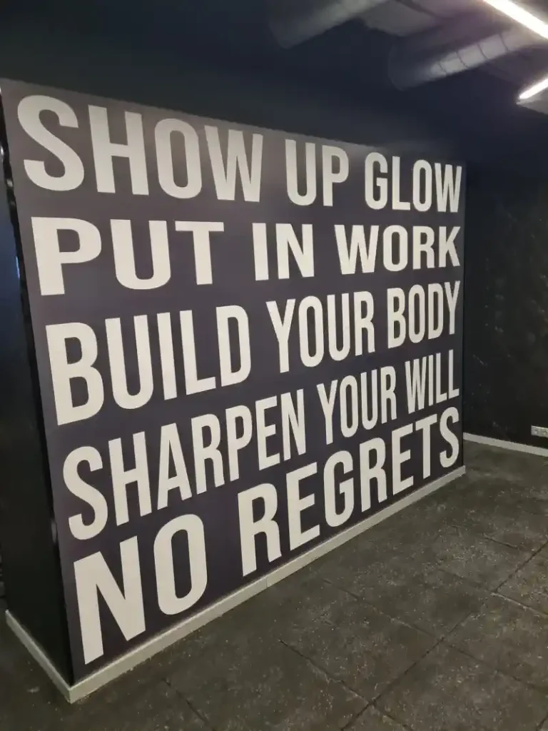 Sienu uzlīmes - mūsu projekts - uzraksts uz kolonnas pagrabā