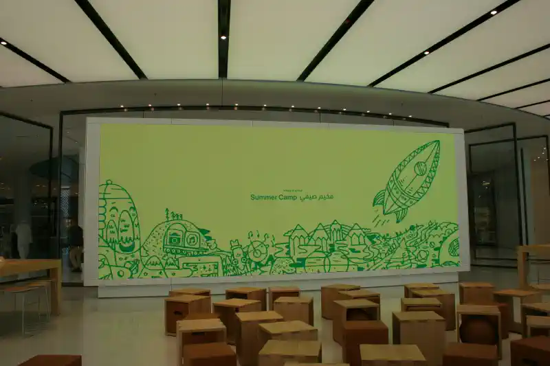 Milzīga vinala sienu uzlīme pie sienas zālē