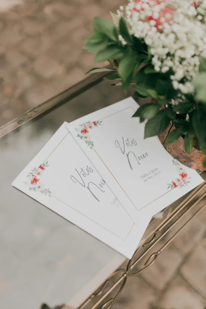 Ielūgumu druka - lakonisks uzraksts ziedu rāmītī