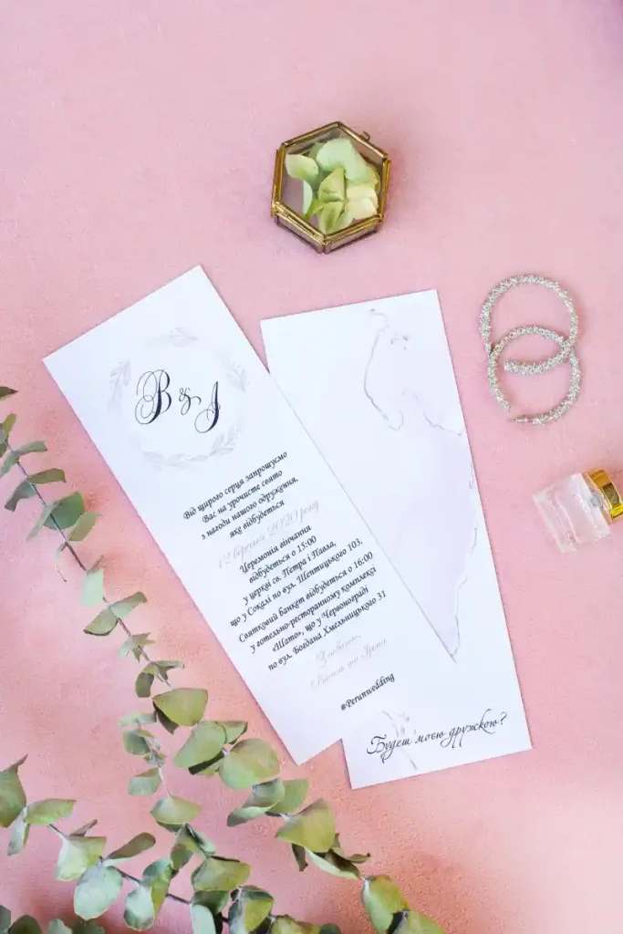 Ielūgumu druka - monogramma, vertikāls dizains