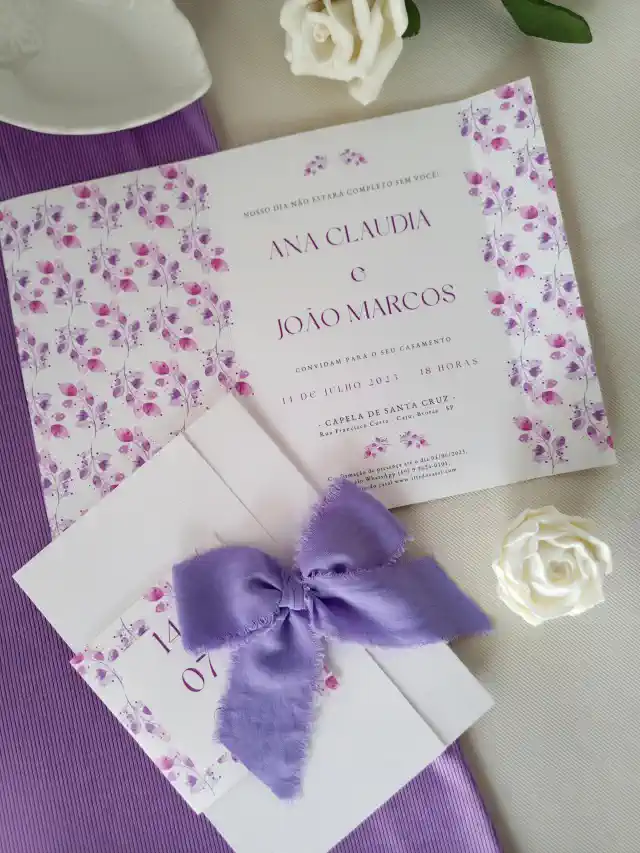 Ielūgumu druka - violeti ziediņi fonā