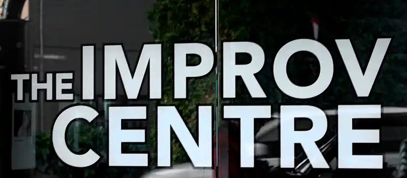 Reklāmas uzlīmes - balti burti uz skatloga