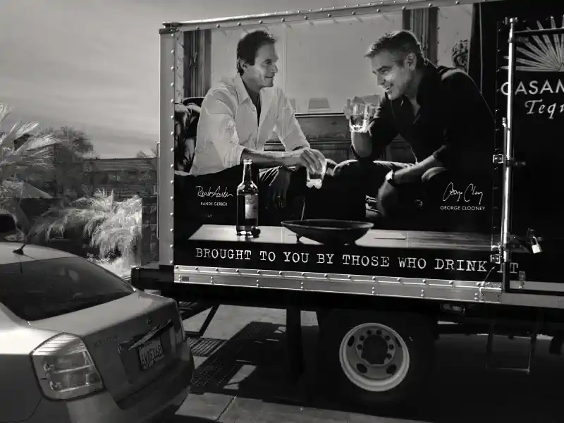 Reklāmas uzlīmes - fotogrāfija uz kravas auto