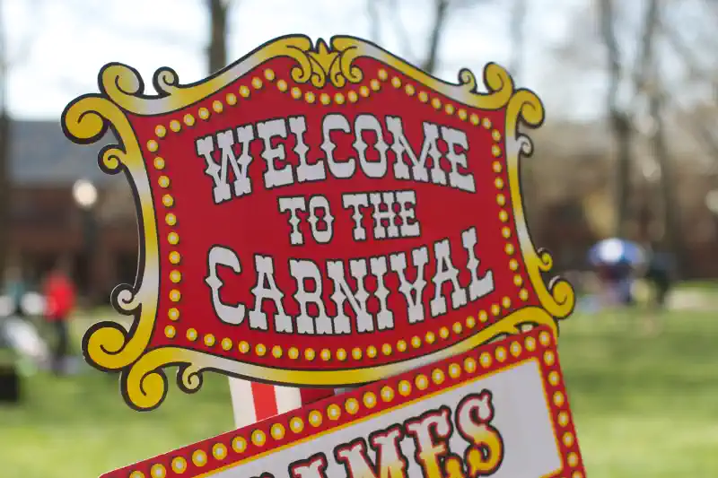 Reklāmas uzlīmes - karnevāls neparastā formā