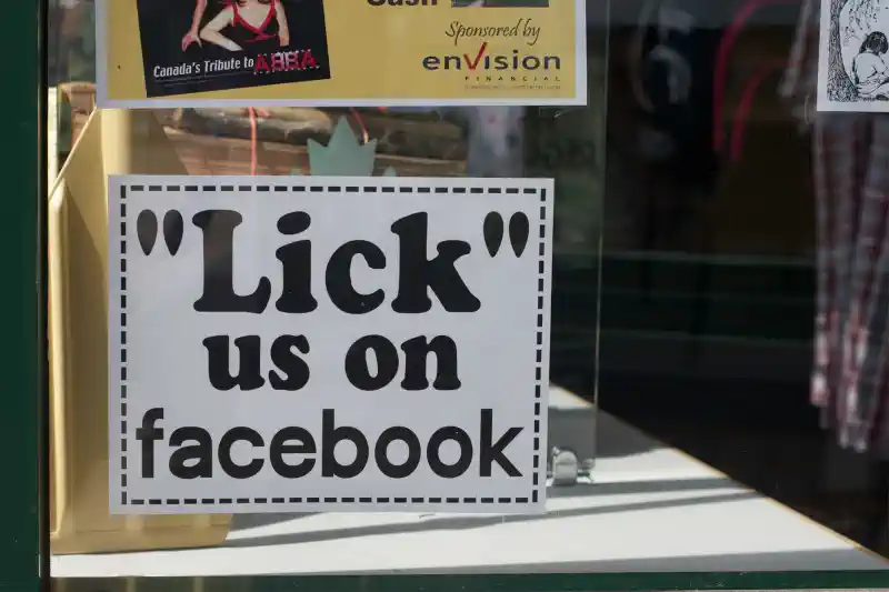 Reklāmas uzlīmes uz skatloga - Lick on fb