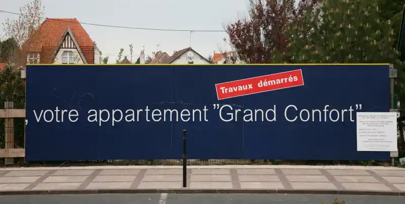 Reklāmas uzlīmes - sēta ar milzīgu uzlīmi