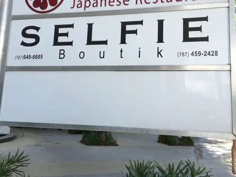 Reklāmas uzlīmes - selfie butiks