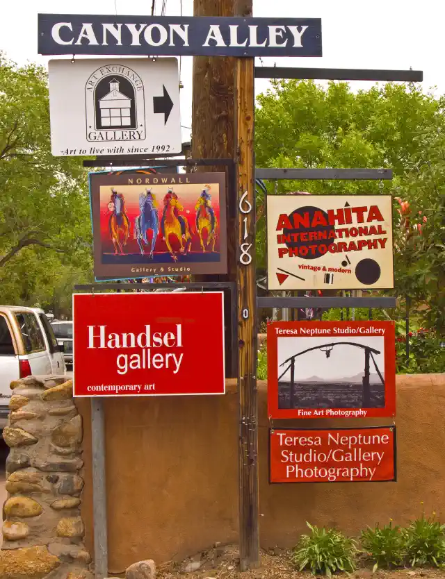 Reklāmas uzlīmes - virzienu norādes dažādas formās un krāsās