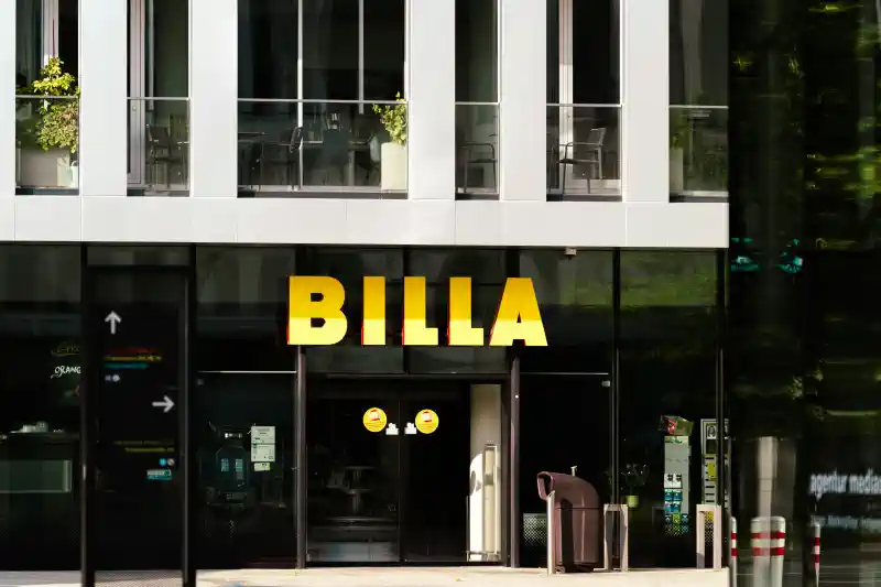Logo dizaina izstrāde - lieli, dzelteni burti un dzeltenas acis