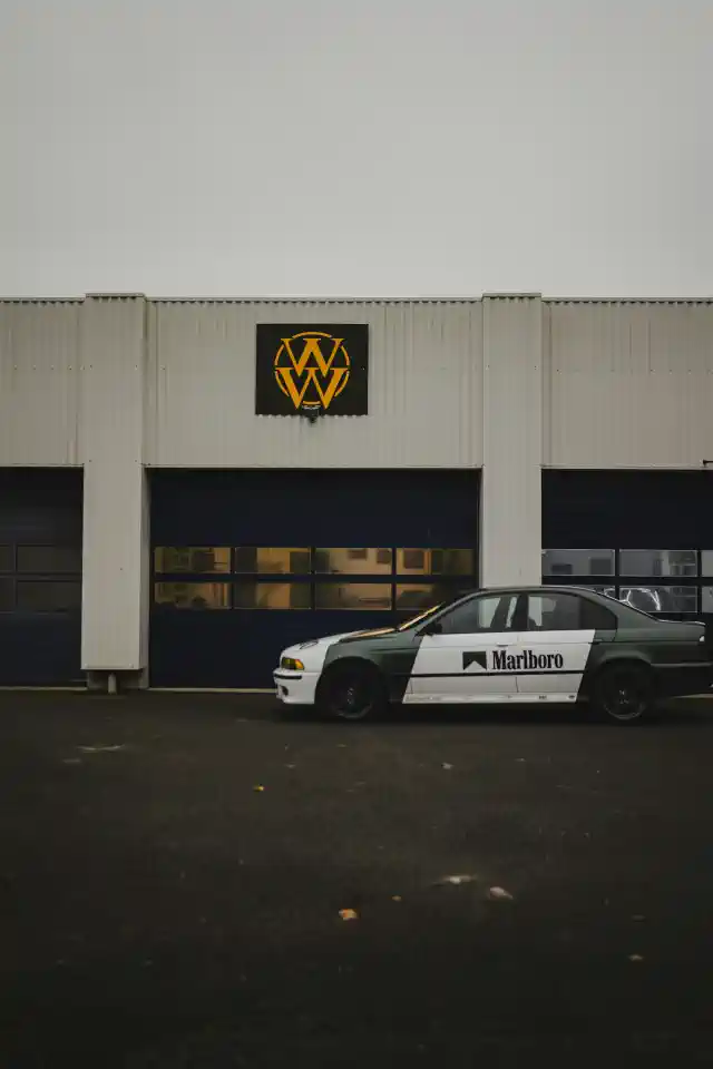 Logo dizaina izstrāde - divi V un cigaretes