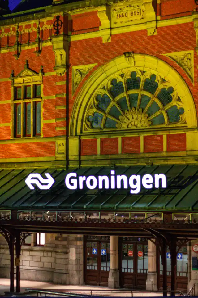 Logo dizaina izstrāde - dubultbulta uz retro fona