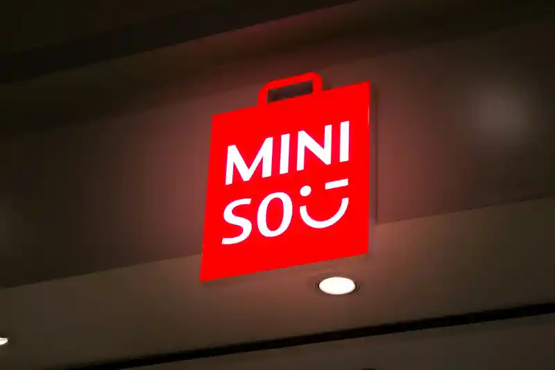 Logo dizaina izstrāde - balts uz sarkana, un ar rokturi