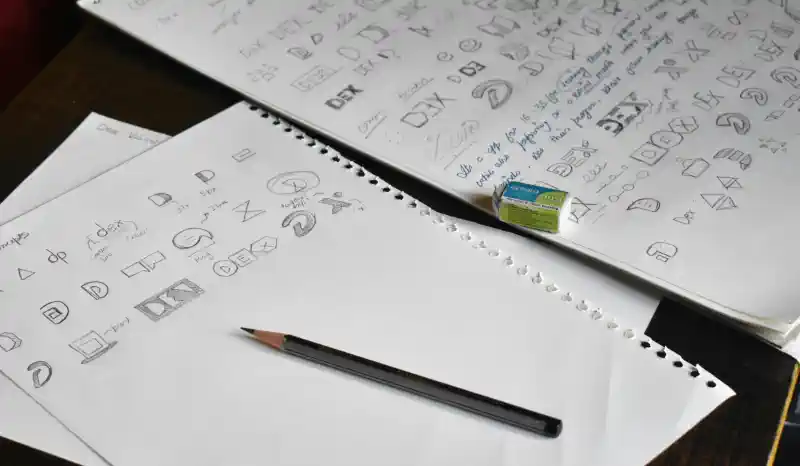 Logo dizaina izstrāde - skices