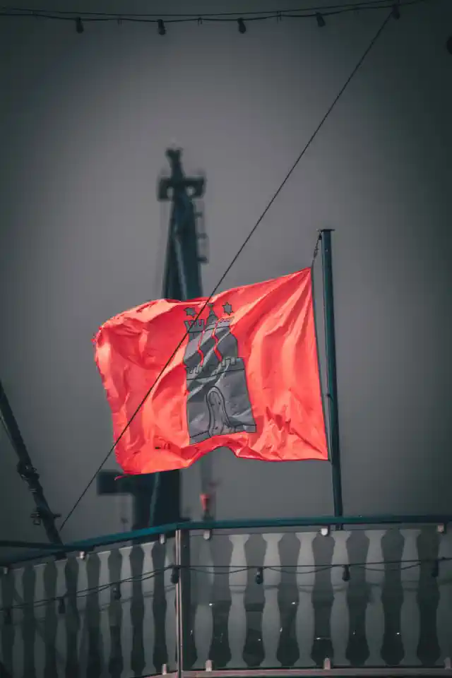 Logo dizaina izstrāde uz sarkana karoga