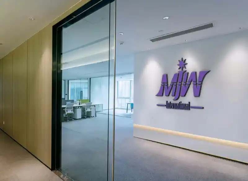 Logo dizaina izstrāde - izkārtne pie sienas, violeti burti