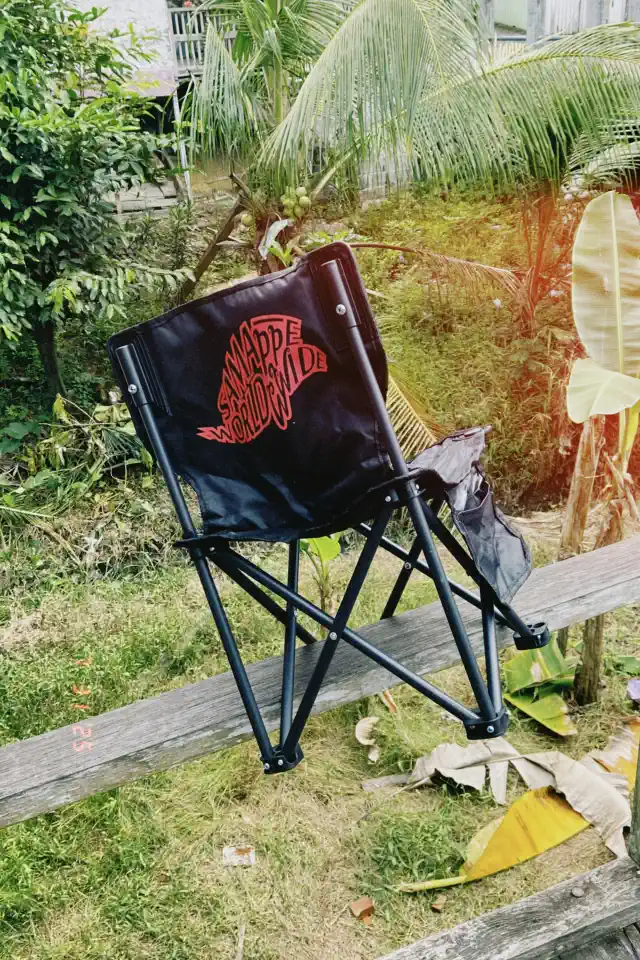 Logo druka uz saliekama ādas krēsla